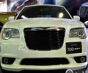   مصر اليوم - كرايسلر 300 SRT-8 منافس قوي فى معرض الرياض 2012