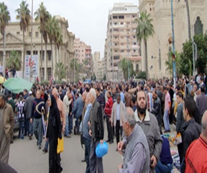   مصر اليوم - تجمُّع العشرات أمام مسجد القائد إبراهيم في ذكرى تنحي مبارك