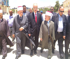   مصر اليوم - الحمد الله أول رئيس وزراء فلسطيني يزور المسجد الأقصى