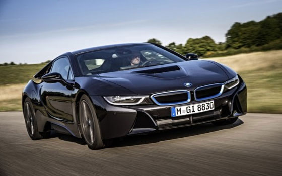   مصر اليوم - سيّارة BMW i8 الرياضية الهجينة في معرض دبي الدولي