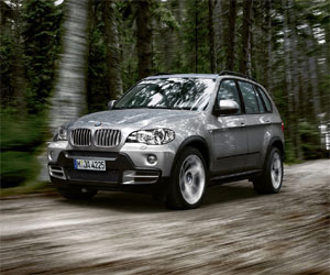   مصر اليوم - BMW X5  تتلقى أجزاء جديدة بباقة M بيرفورمانس