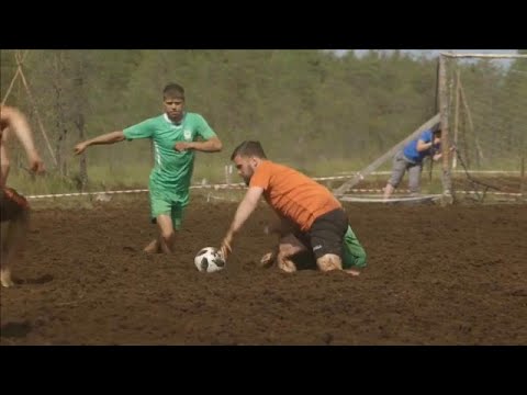 شاهد مباراة في ملعب من الوحل