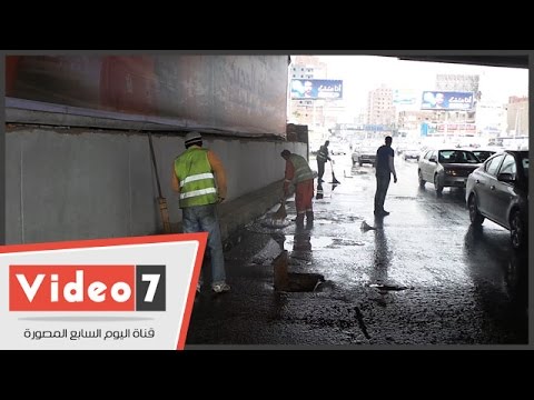 عمال النظافة يواصلون عملهم رغم البرد