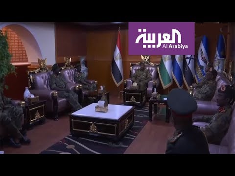 الصادق المهدي يُحذر المتظاهرين من إثبات ذاته حال استفزازه