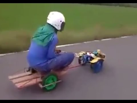 بالفيديو رجل يصنع سيارة فريدة من بقايا دراجة نارية
