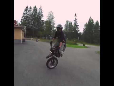 بالفيديو شاب ينجح فى استعراض صعب بدراجته النارية