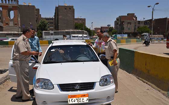   مصر اليوم - حملة مروريَّة في بني سويف لمتابعة ملصقات تعريفة الأجرة الجديدة