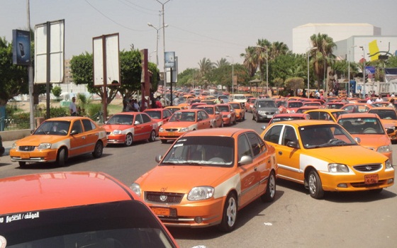   مصر اليوم - سائقو الأجرة في الإسماعيلية يتحدون تحذيرات مجلس الوزراء