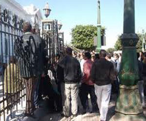   مصر اليوم - العشرات من الفيوم ينظمون وقفة احتجاجية أمام العدل